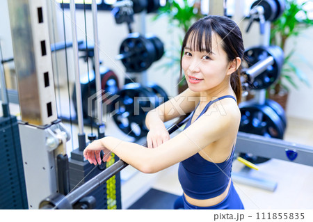 ジムで体を鍛える女性　バーベルベンチプレス　かっこいい筋トレ女子　ワークアウト 111855835