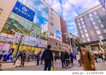 日本の東京都市景観 外国人観光客らで賑わう秋葉原駅前(中央通りではホコ天実施)…=2月18日 日本の東京都市景観 外国人観光客らで賑わう秋葉原駅前(中央通りではホコ天実施)…=2月18日 111856399