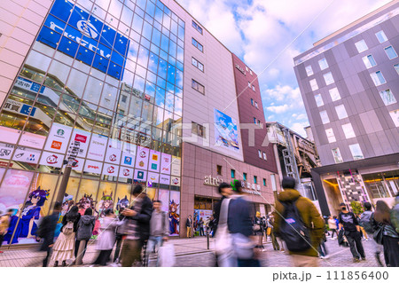 日本の東京都市景観 外国人観光客らで賑わう秋葉原駅前(中央通りではホコ天実施)…=2月18日 日本の東京都市景観 外国人観光客らで賑わう秋葉原駅前(中央通りではホコ天実施)…=2月18日 111856400
