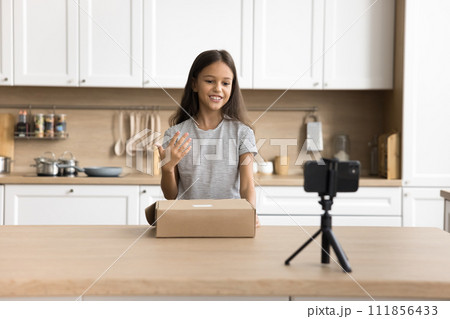 Positive blogger kid shooting review on purchase from Internet store 111856433