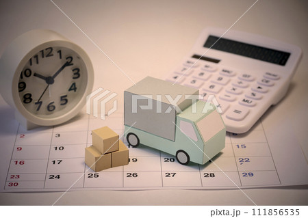 配達のスケジュール管理　トラック　時計　カレンダー　電卓 111856535