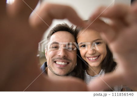 Cheerful girl kid and happy young dad making finger frame 111856540