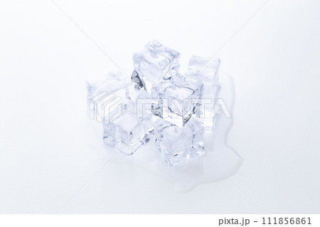 白背景に角氷 111856861