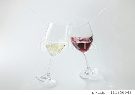 ワインの乾杯 111856942