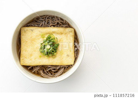 白背景にきつね蕎麦 白背景にきつね蕎麦 111857216