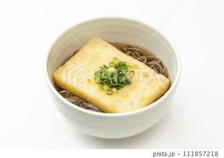 白背景にきつね蕎麦 111857218