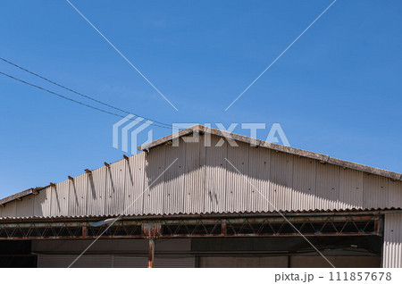 青空と古い工場 青空と古い工場 111857678