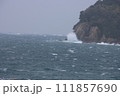 岩肌に打ち寄せる荒れた海 111857690