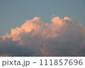 夕日に照らされた雲 111857696