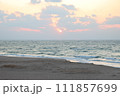 雲間から海に沈む夕日 111857699