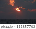 雲の間に沈む夕日 111857702