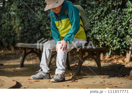 膝の痛みに悩む男性　ひざ関節 111857771