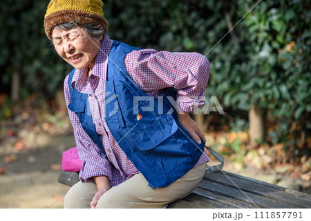 腰痛に悩む女性 111857791