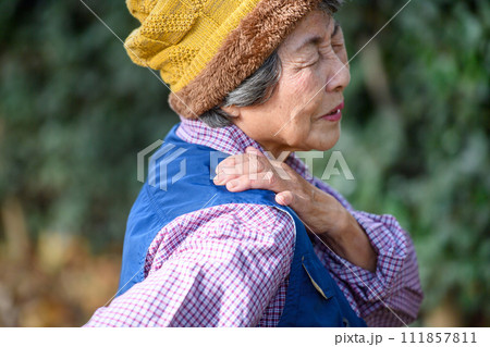 肩こりに悩む女性 111857811