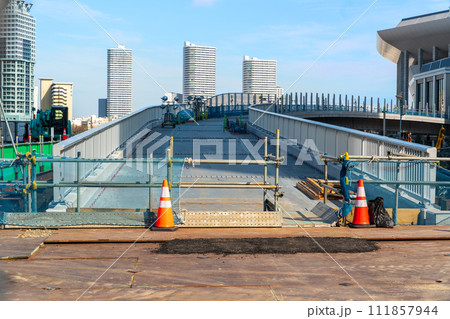 未来に続く橋工事中 111857944