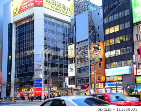 東京駅八重洲口前の繁華街 111858035