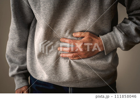 腹痛の男性　ボディパーツ 111858046