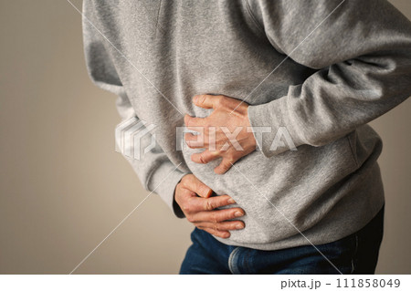 腹痛の男性 ボディパーツ 腹痛の男性 ボディパーツ 111858049