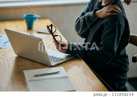 デスクワークで肩が凝る若い女性 デスクワークで肩が凝る若い女性 111858214