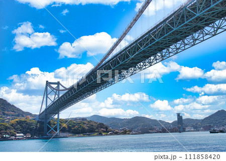 関門橋を下から見上げる 111858420