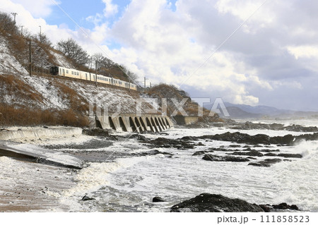 冬の笹川流れを走る羽越本線 111858523