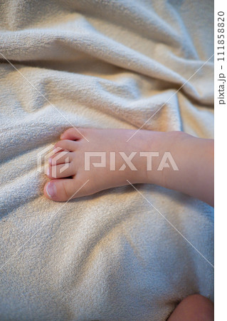 お昼寝している幼児の可愛い足と爪 お昼寝している幼児の可愛い足と爪 111858820