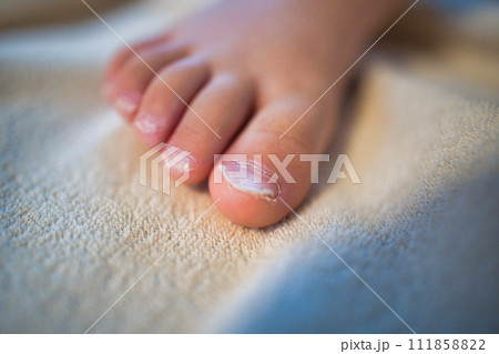 お昼寝している幼児の可愛い足と爪 お昼寝している幼児の可愛い足と爪 111858822