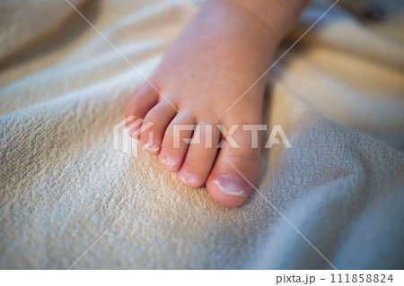 お昼寝している幼児の可愛い足と爪 111858824