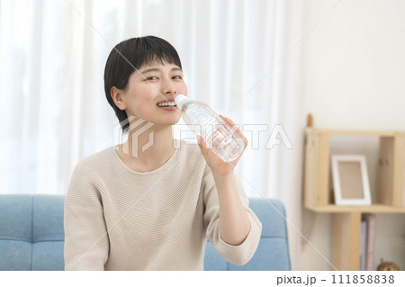 水分補給をする若い女性 水分補給をする若い女性 111858838