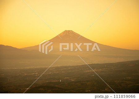 夕暮れに見られる富士山の美しいシルエット 夕暮れに見られる富士山の美しいシルエット 111859066