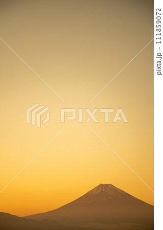 夕暮れに見られる富士山の美しいシルエット 111859072