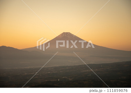 夕暮れに見られる富士山の美しいシルエット 夕暮れに見られる富士山の美しいシルエット 111859076