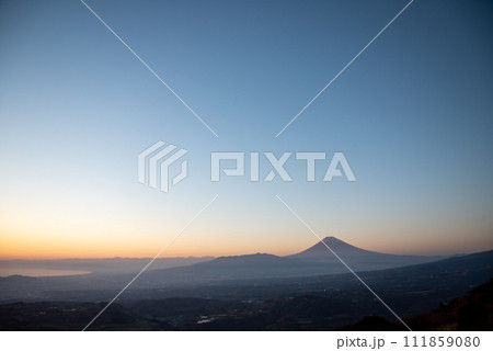 夕暮れに見られる富士山の美しいシルエット 111859080