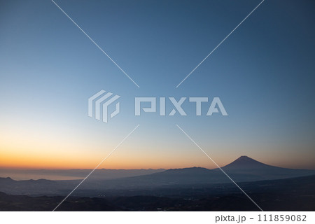 夕暮れに見られる富士山の美しいシルエット 夕暮れに見られる富士山の美しいシルエット 111859082