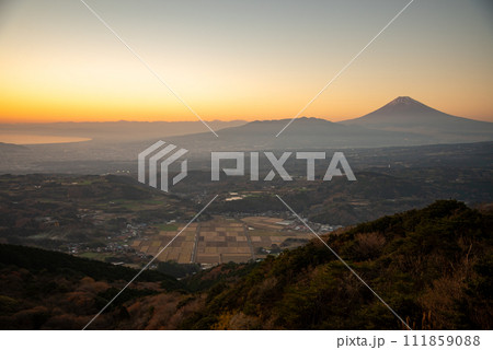 夕暮れに見られる富士山の美しいシルエット 111859088