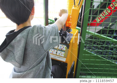 ショベルカーゲームで遊ぶ子供（6歳児／男の子） 111859457