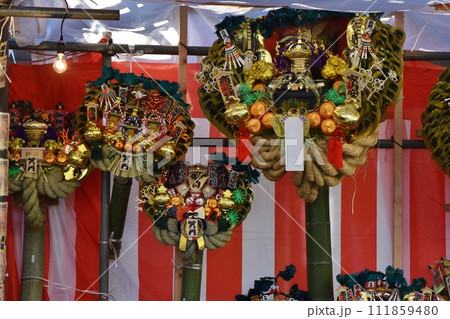 正月飾りを売る風景　東京 111859480