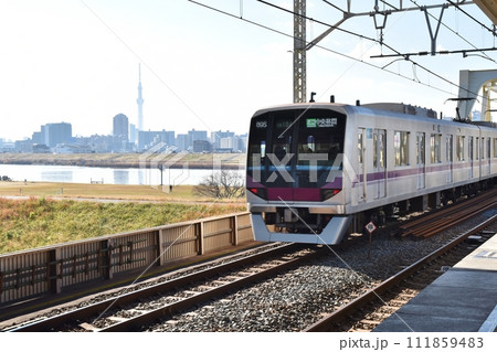 小菅駅に入る東部伊勢崎線車両 東京 小菅駅に入る東部伊勢崎線車両 東京 111859483