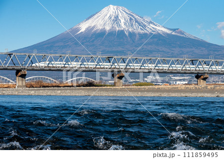 東海道新幹線と富士山の美しい風景 111859495