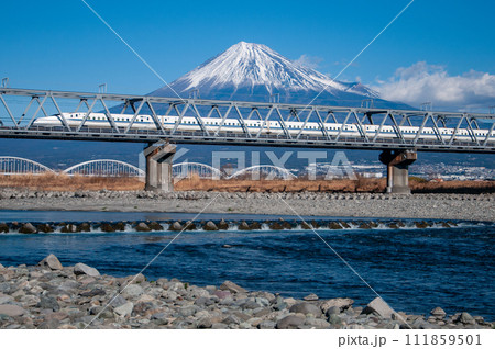 東海道新幹線と富士山の美しい風景 111859501