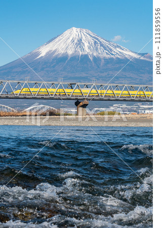 ドクターイエローと富士山の美しい貴重なコラボ風景 ドクターイエローと富士山の美しい貴重なコラボ風景 111859556