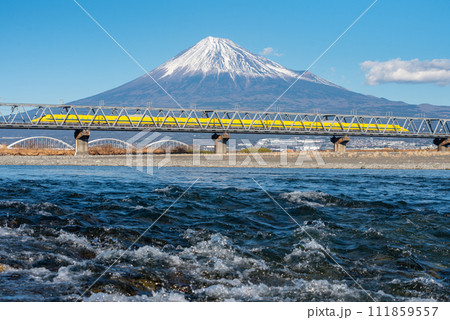 ドクターイエローと富士山の美しい貴重なコラボ風景 111859557