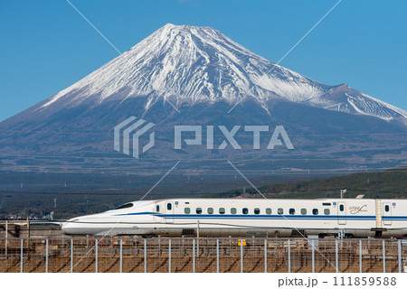 東海道新幹線と富士山の美しい風景 111859588
