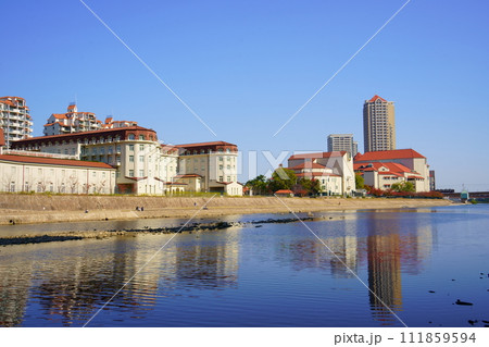 武庫川沿いの宝塚ホテルと宝塚大劇場(兵庫県宝塚市) 武庫川沿いの宝塚ホテルと宝塚大劇場(兵庫県宝塚市) 111859594