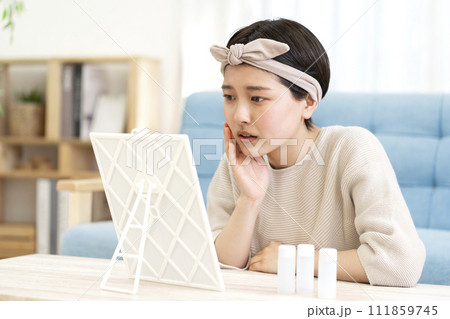 肌のトラブルに悩む若い女性 111859745