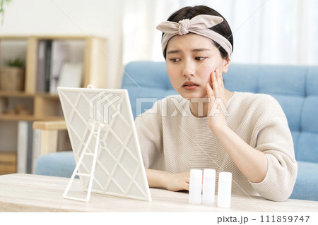 肌のトラブルに悩む若い女性 111859747