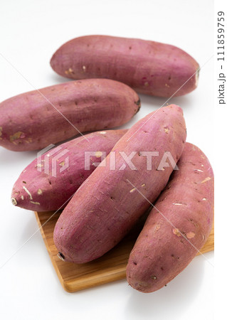 白バックのさつまいも・シルクスウィート 白バックのさつまいも・シルクスウィート 111859759