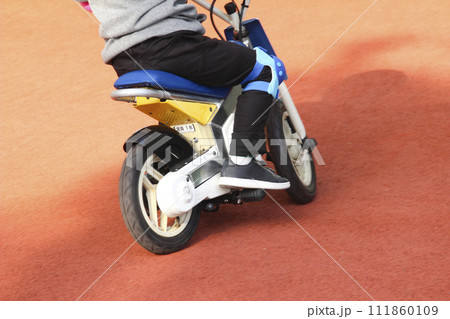 子供用電動バイクに乗る子供(6歳児／男の子) 111860109