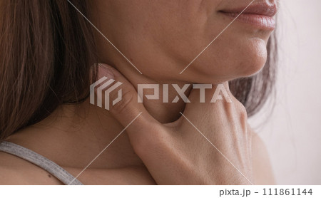 Cervical lymphadenitis of the right side in a woman. 111861144
