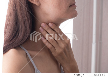 Cervical lymphadenitis of the right side in a woman. 111861145